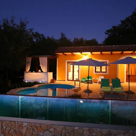 Vibrant Holiday With Swimming Pool In Labin * ラビン