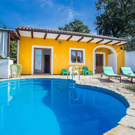 Vibrant Holiday With Swimming Pool In Labin 別荘 *