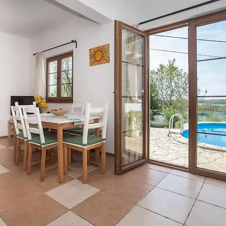 別荘 Vibrant Holiday With Swimming Pool In Labin
